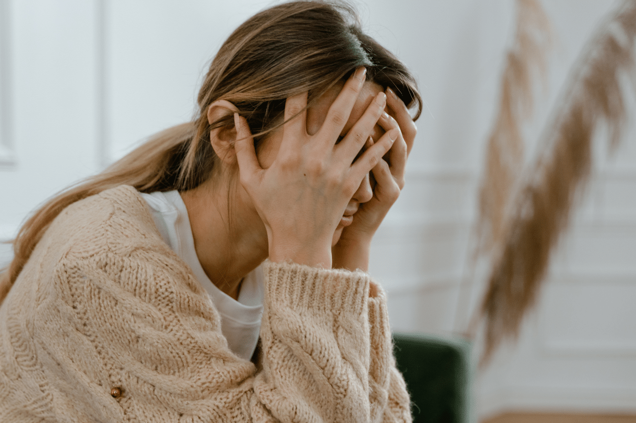 Photo closeup of a woman with her face in her hands
